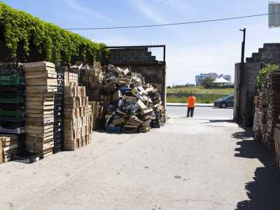 Le cassette si possono osservare nei pressi del mercato ortofrutticolo all�ingrosso che si trova in via Ammiraglio Caracciolo a Bari, sbirciando dietro una cancellata un po� arrugginita che si affaccia sulla strada
